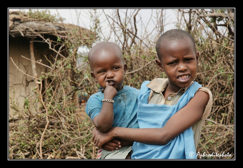 Les filles comme partout en Afrique, s'occupent de leur petit frère